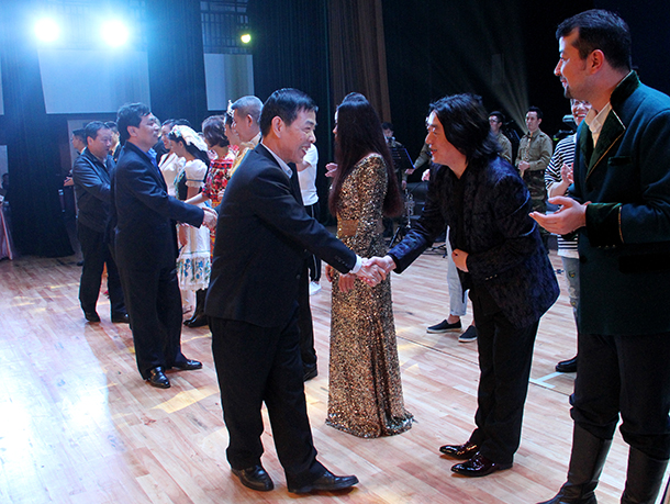 學校領導慰問全體演職人員.jpg