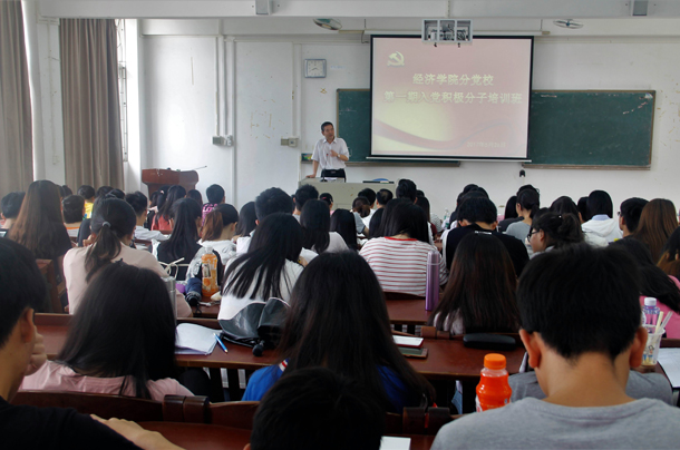 1495872032257674.jpg 復件 學院副院長居占杰作培訓專題.jpg