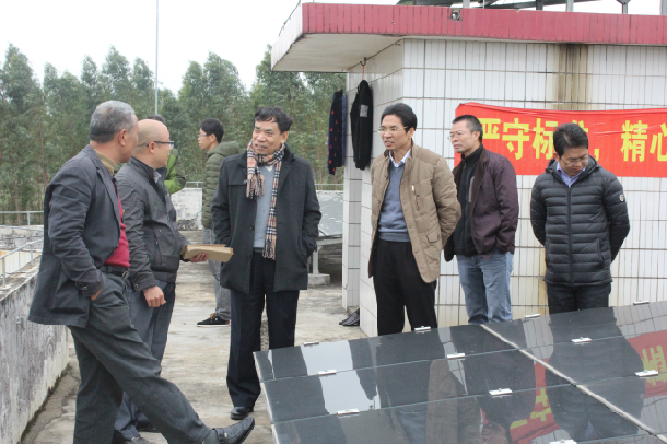 1517471266435954.jpg 2-葉春海一行實(shí)地參觀村委會(huì)光伏發(fā)電項(xiàng)目.JPG