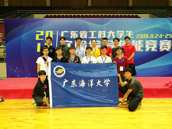 參賽選手和領隊合影1.jpg