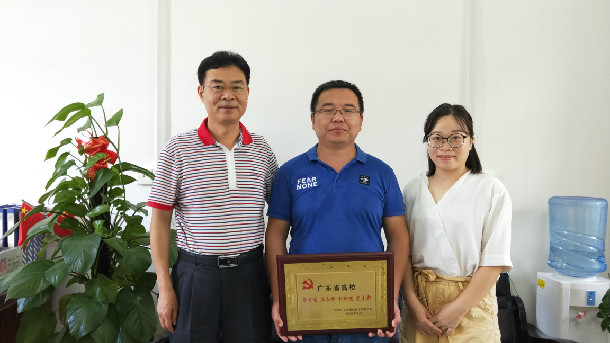 1532055871236029.jpg 林宇為文學與新聞傳播學院學生第二黨支部授牌.JPG