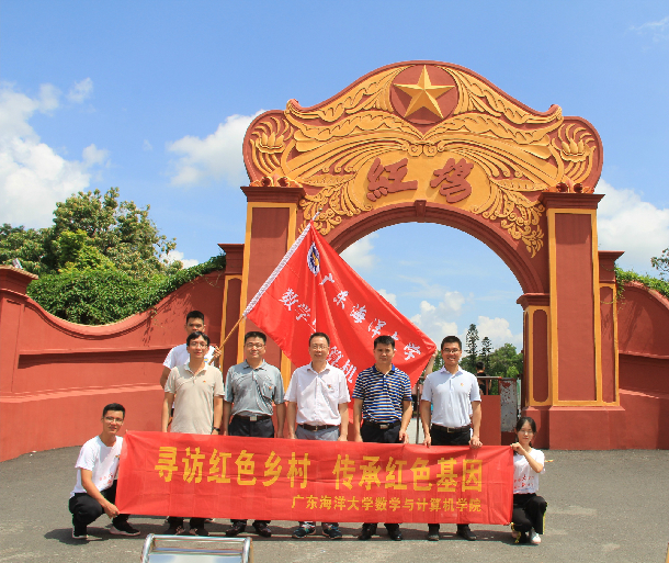 彭書記和我校社會實踐團隊合影.jpg