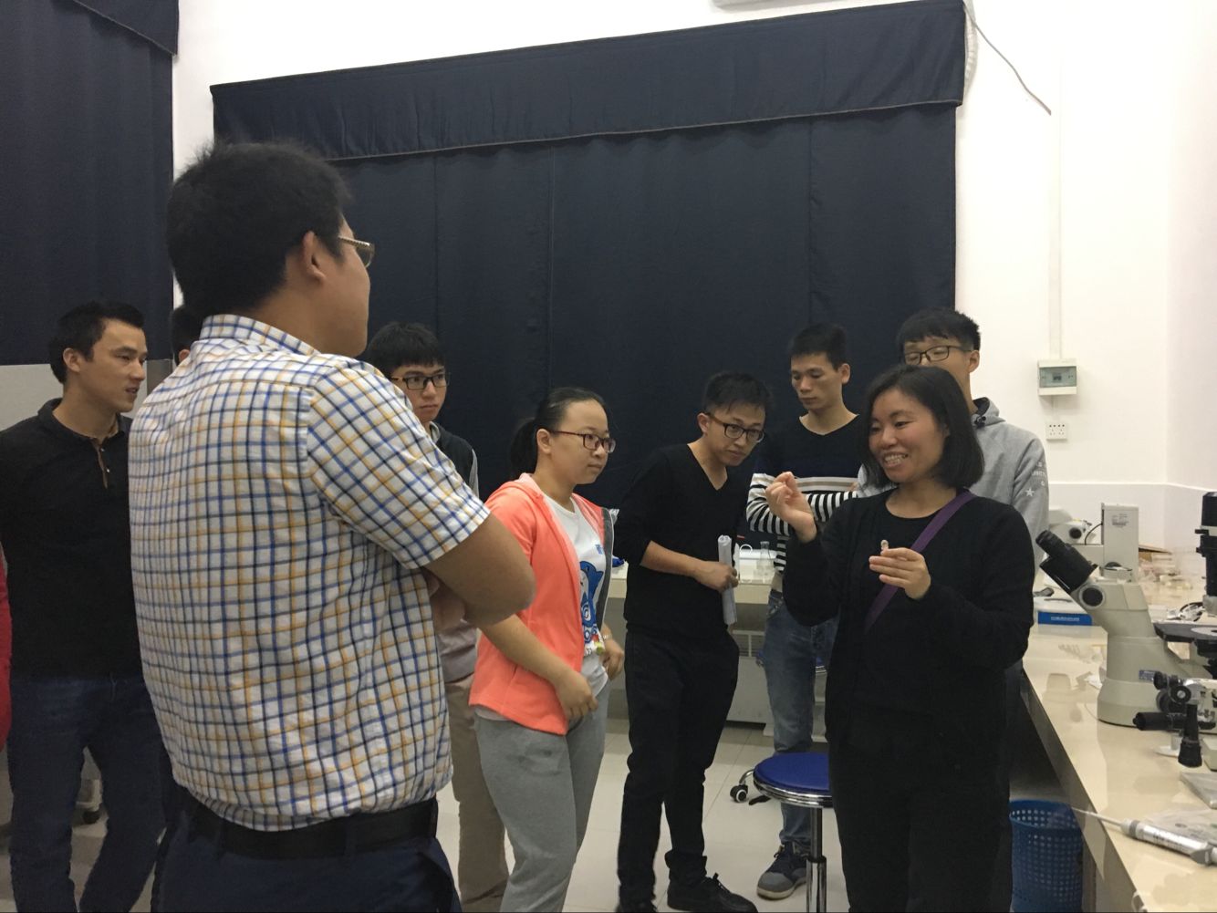 1492412555297306.jpg 實驗室交流.jpg