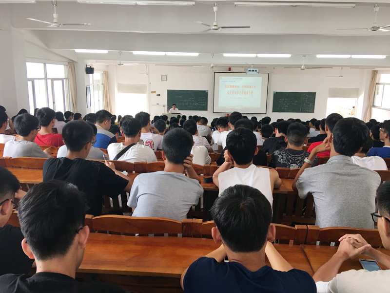 1505458371133622.jpg 20170914電信學院黨委書記為新生上入學教育第一課1.jpg