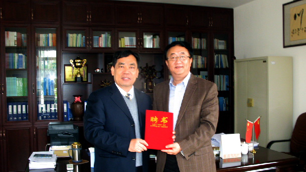 1480036989492713.jpg 頒發(fā)聘書.jpg