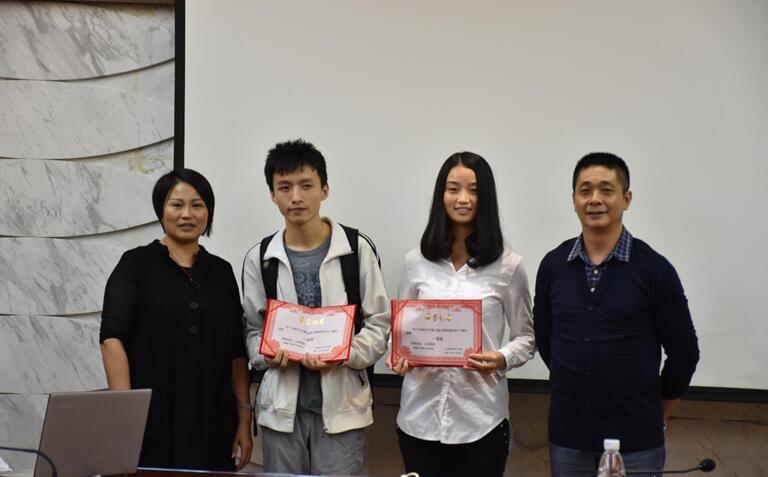 1481109436105199.jpg 陳剛副院長與李廣麗副院長為一等獎獲得者頒獎(無水印.jpg