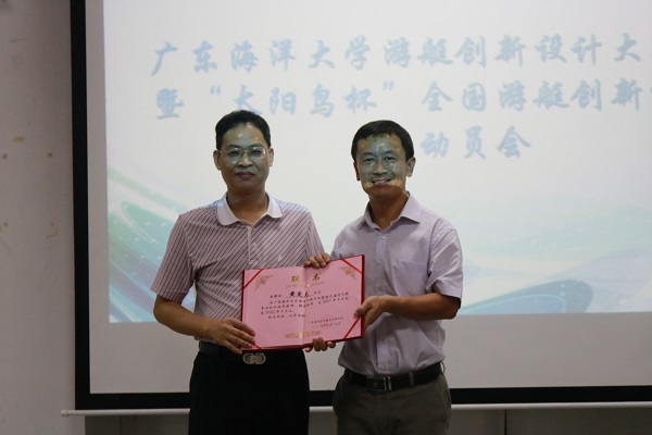 1492939536807964.jpg 2.聘任鑫龍船廠技術(shù)總監(jiān)黃愛龍為校外指導(dǎo)教師111.jpg1.jpg